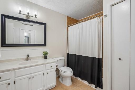 Upper level full bath.