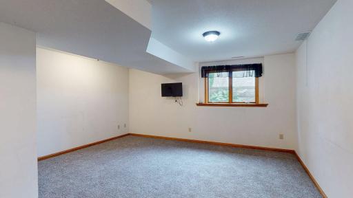 635-6th-Street-NW-Plainview-MN-32-Family-Room-635-6th-St-NW.jpg