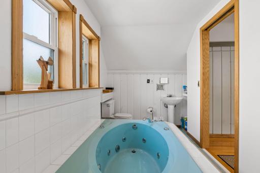 Jetted soaking tub
