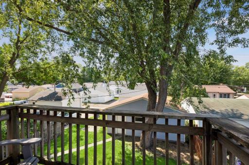 2nd floor deck overlooking the backyard