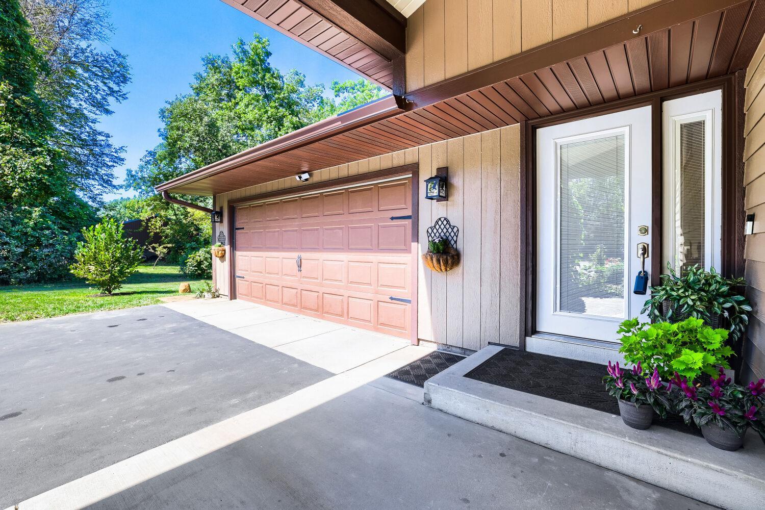 25253 W Comfort Dr - Web Quality - 005 - 02 Exterior Front.jpg