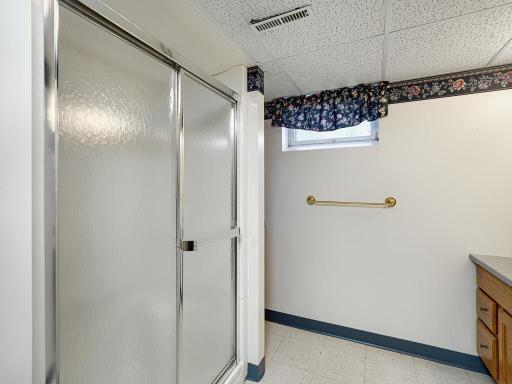 19 - Bathroom.jpg