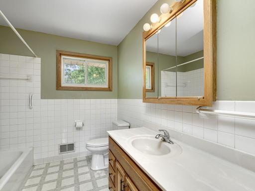 17 - Bathroom.jpg