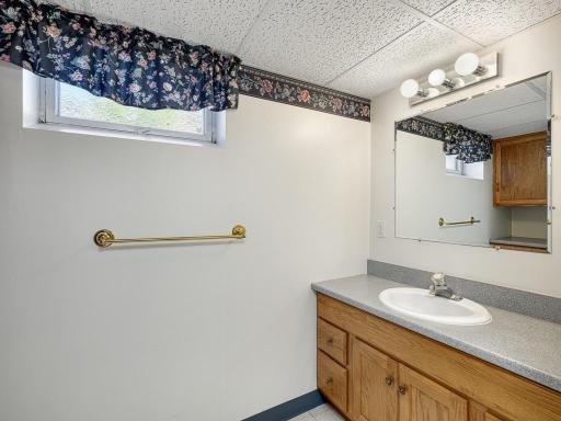 20 - Bathroom.jpg