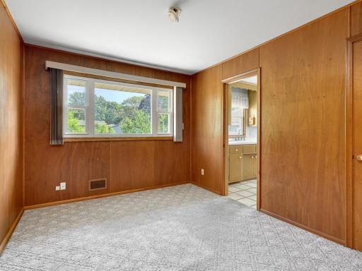 14 - Bedroom.jpg