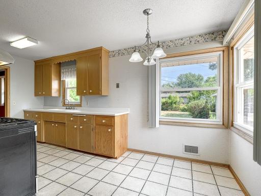 10 - Breakfast Area.jpg
