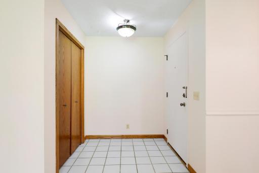 7244 Hunters Run, 21D, Eden Prairie, MN 55346
