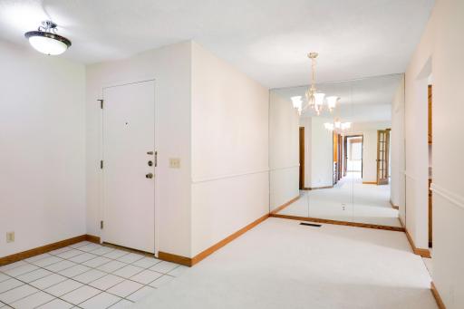 7244 Hunters Run, 21D, Eden Prairie, MN 55346