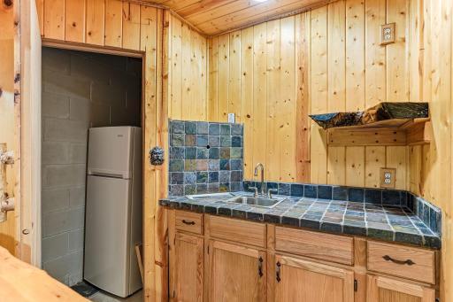 32-web-or-mls-9918-Kiwi-Ave-32.jpg