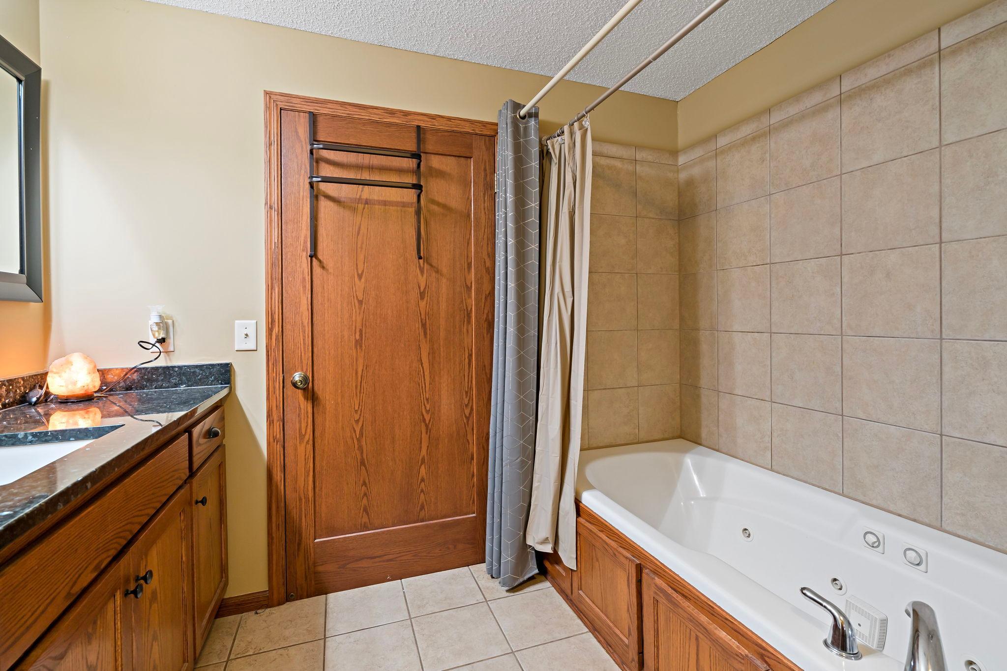 lower level bath w/jacuzzi