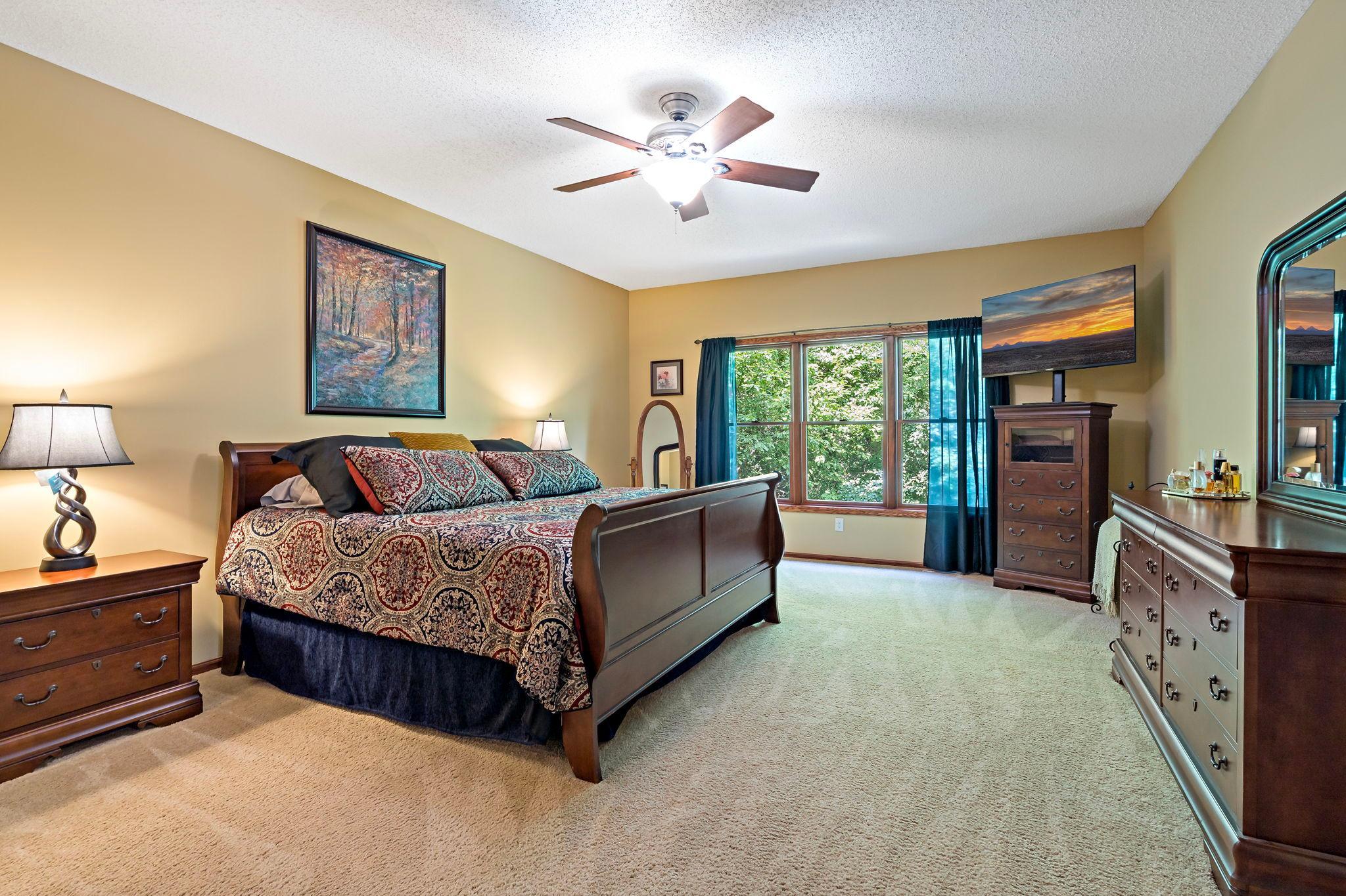 Master w/ensuite, walkin closet and wall closet
