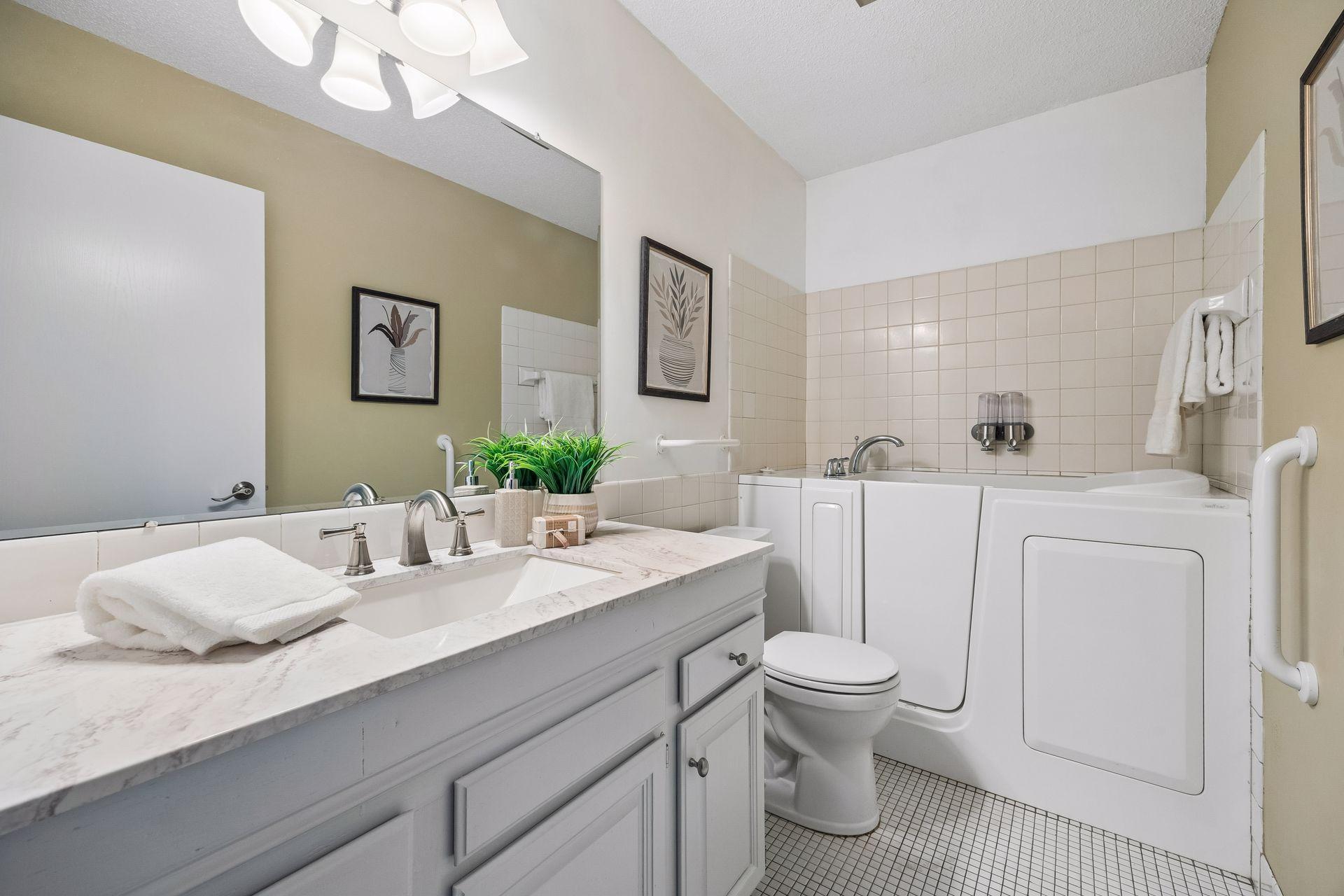 Main Bathroom with walk-in tub
