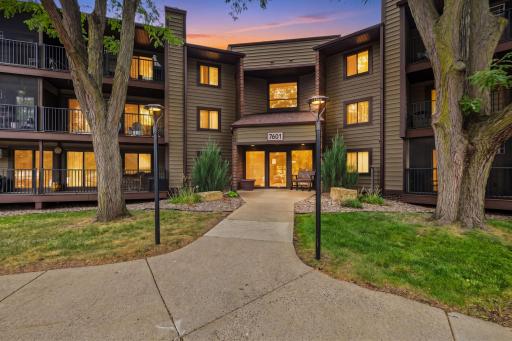 Countryside West Condos are a desirable community, close to Hyland Park Reserve with walking, bicycling and skiing trails.