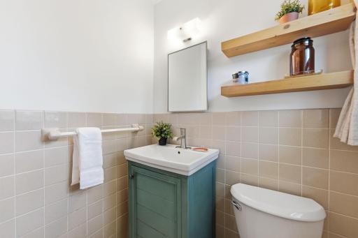 Main level 1/2 bathroom