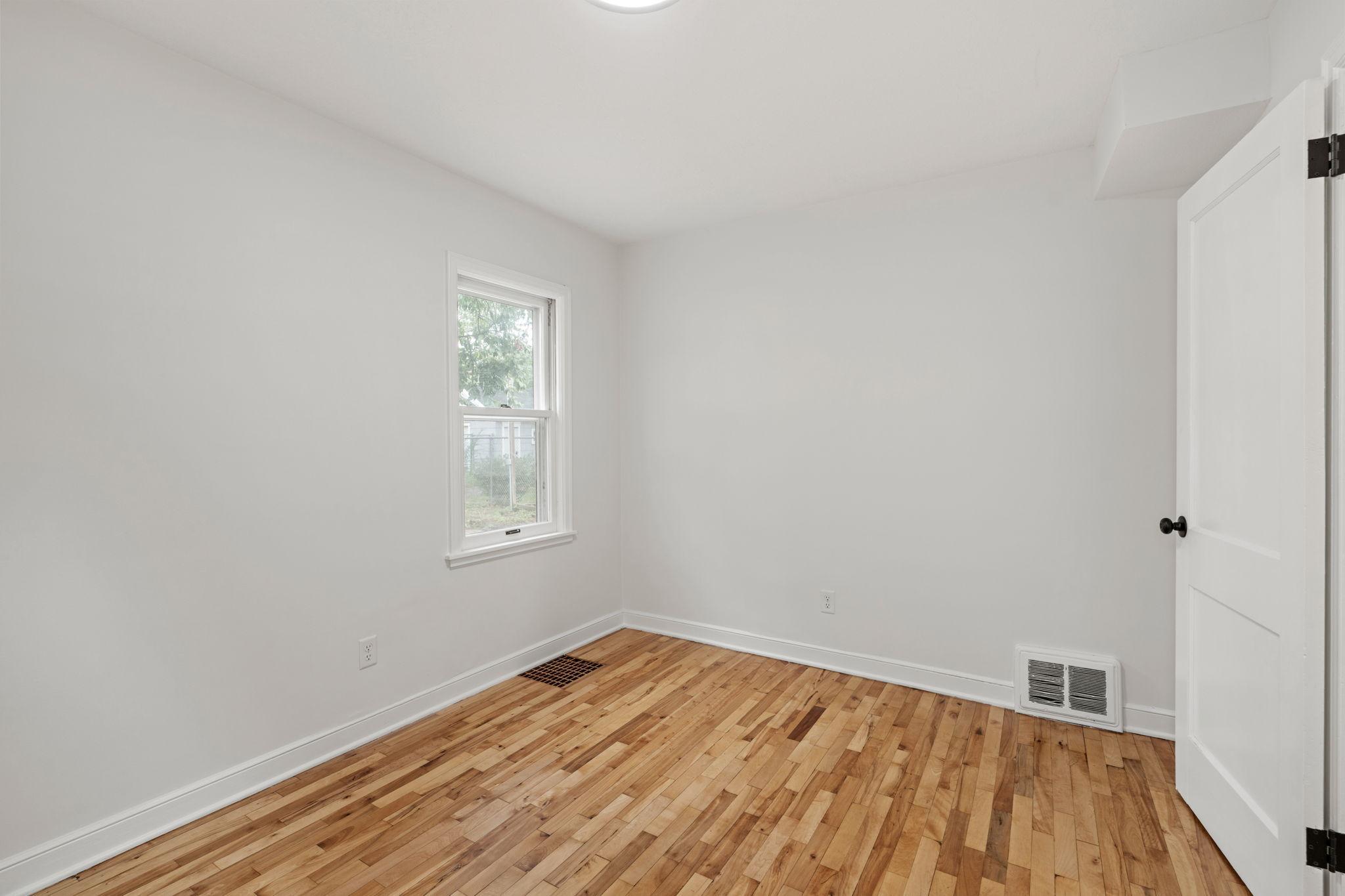 24-web-or-mls-5449 30th Ave-24.jpg