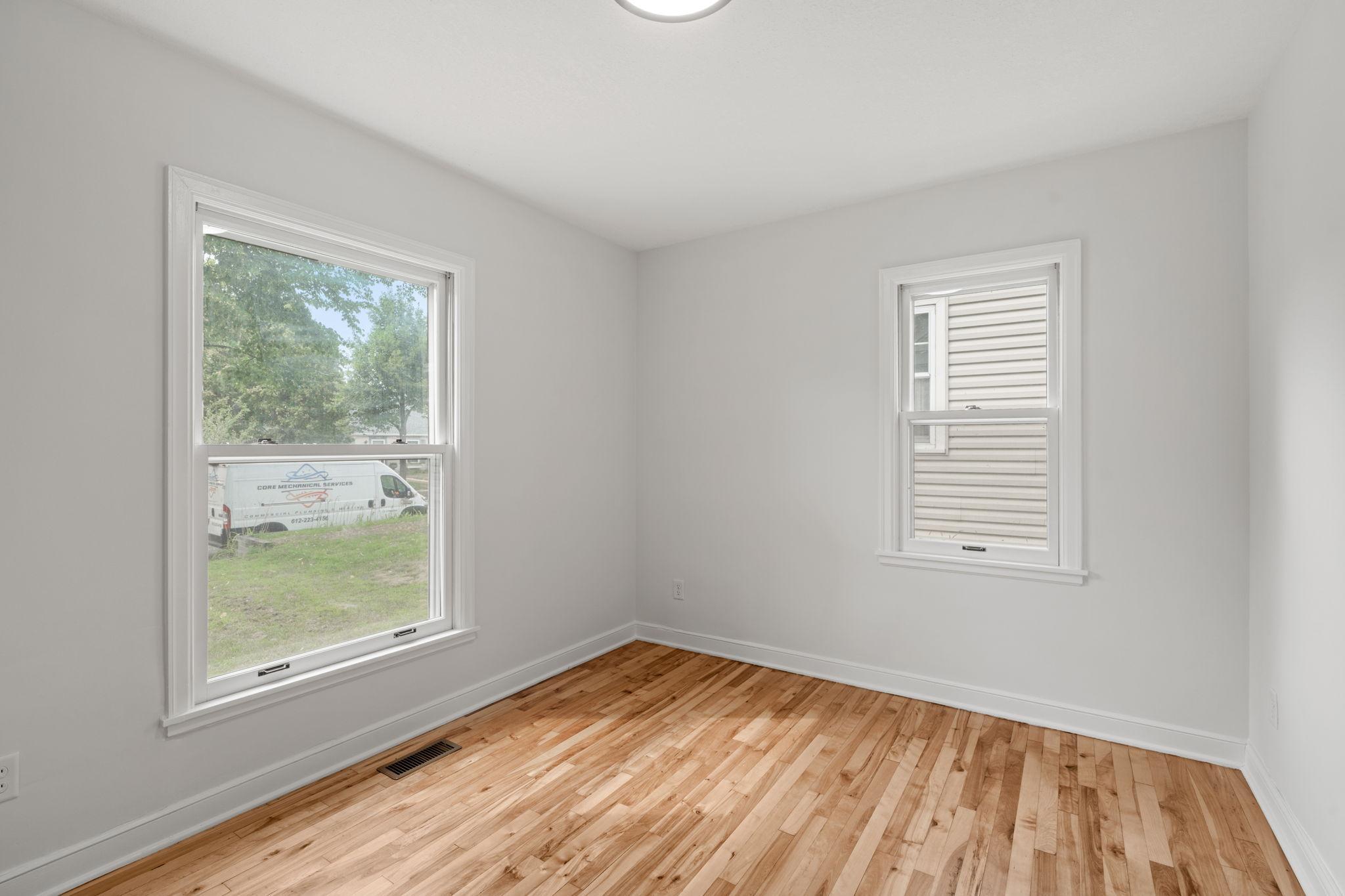 25-web-or-mls-5449 30th Ave-25.jpg