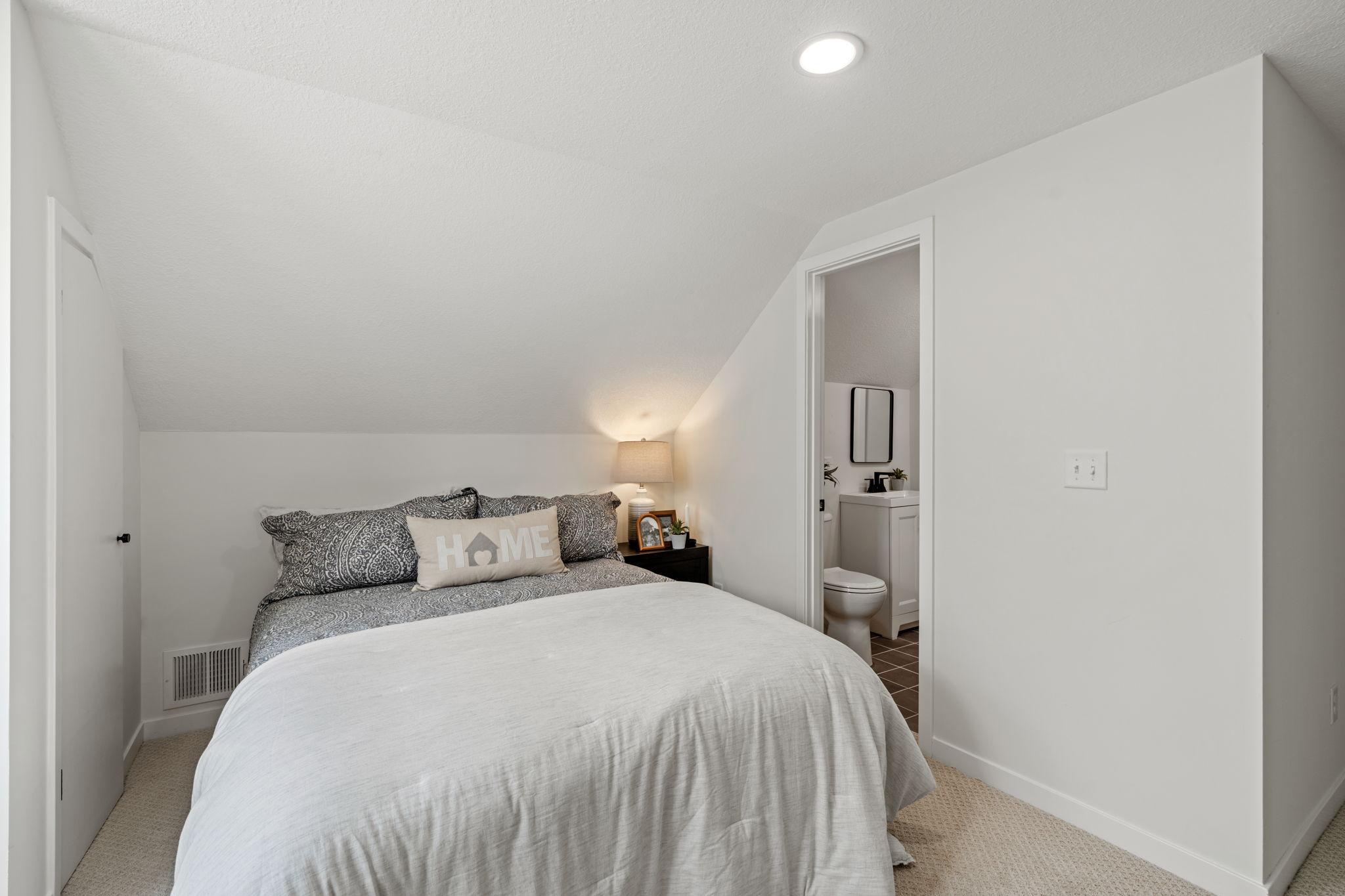 32-web-or-mls-5449 30th Ave-32.jpg