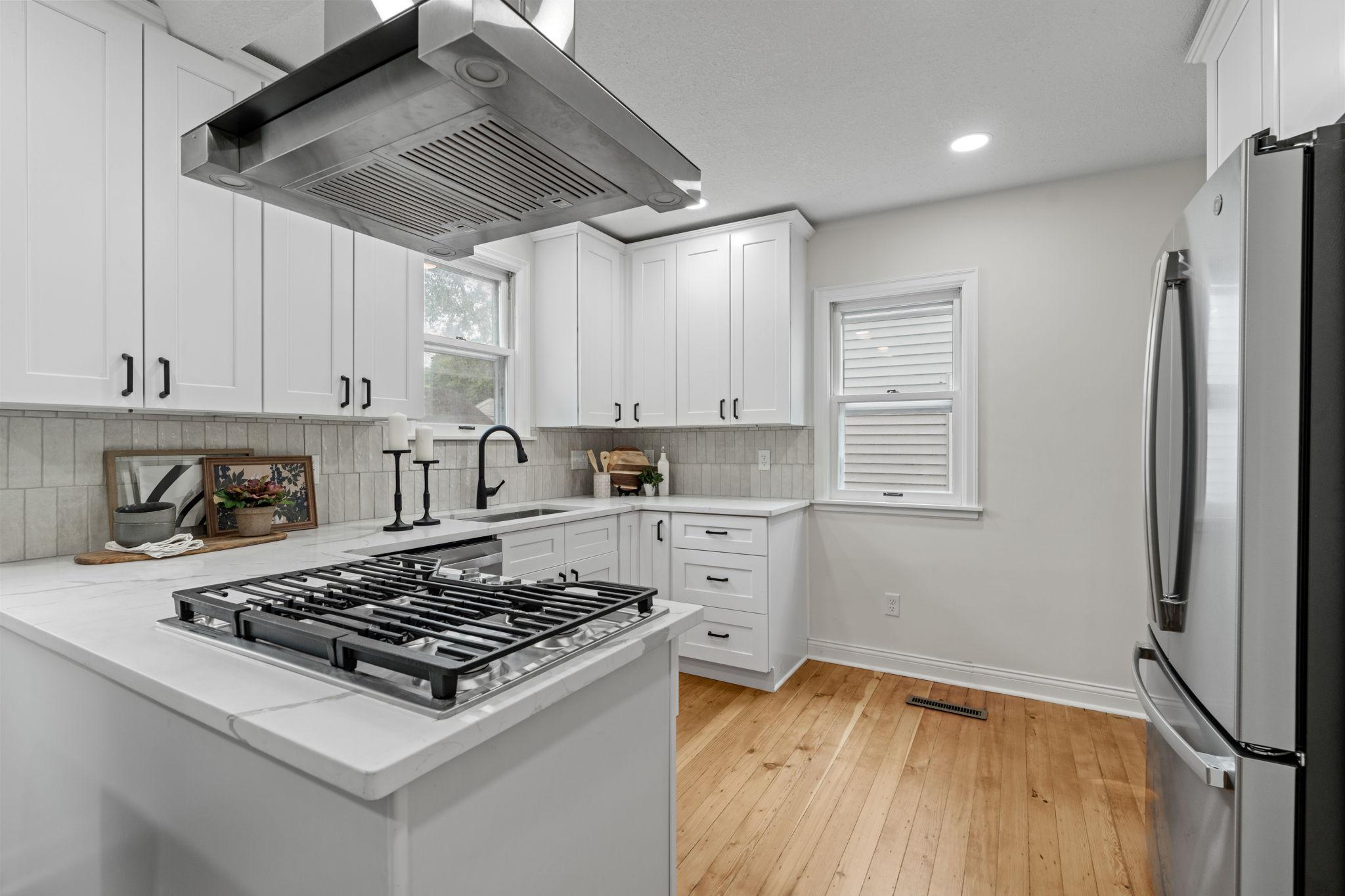 18-web-or-mls-5449 30th Ave-18.jpg
