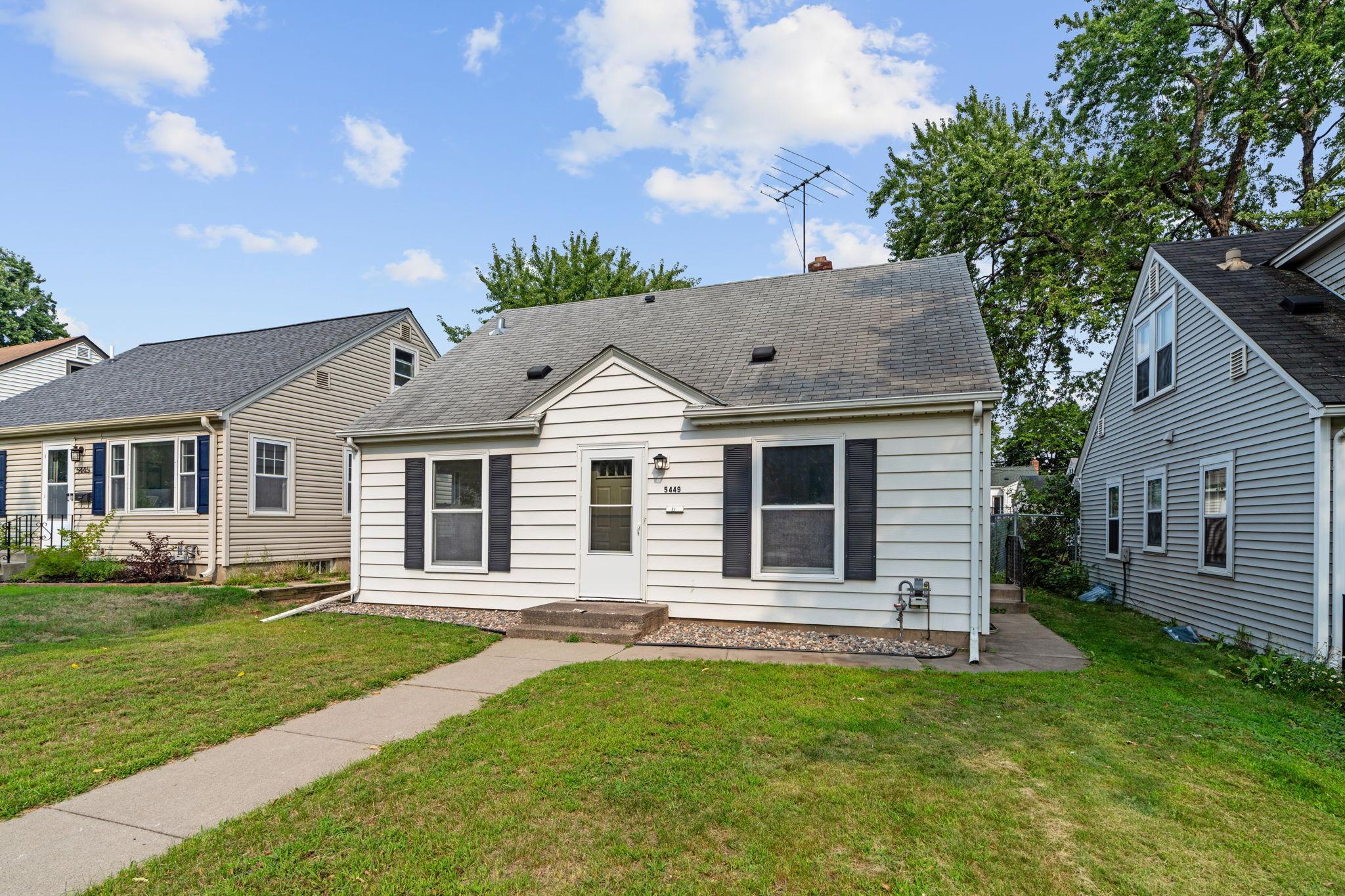2-web-or-mls-5449 30th Ave-2.jpg