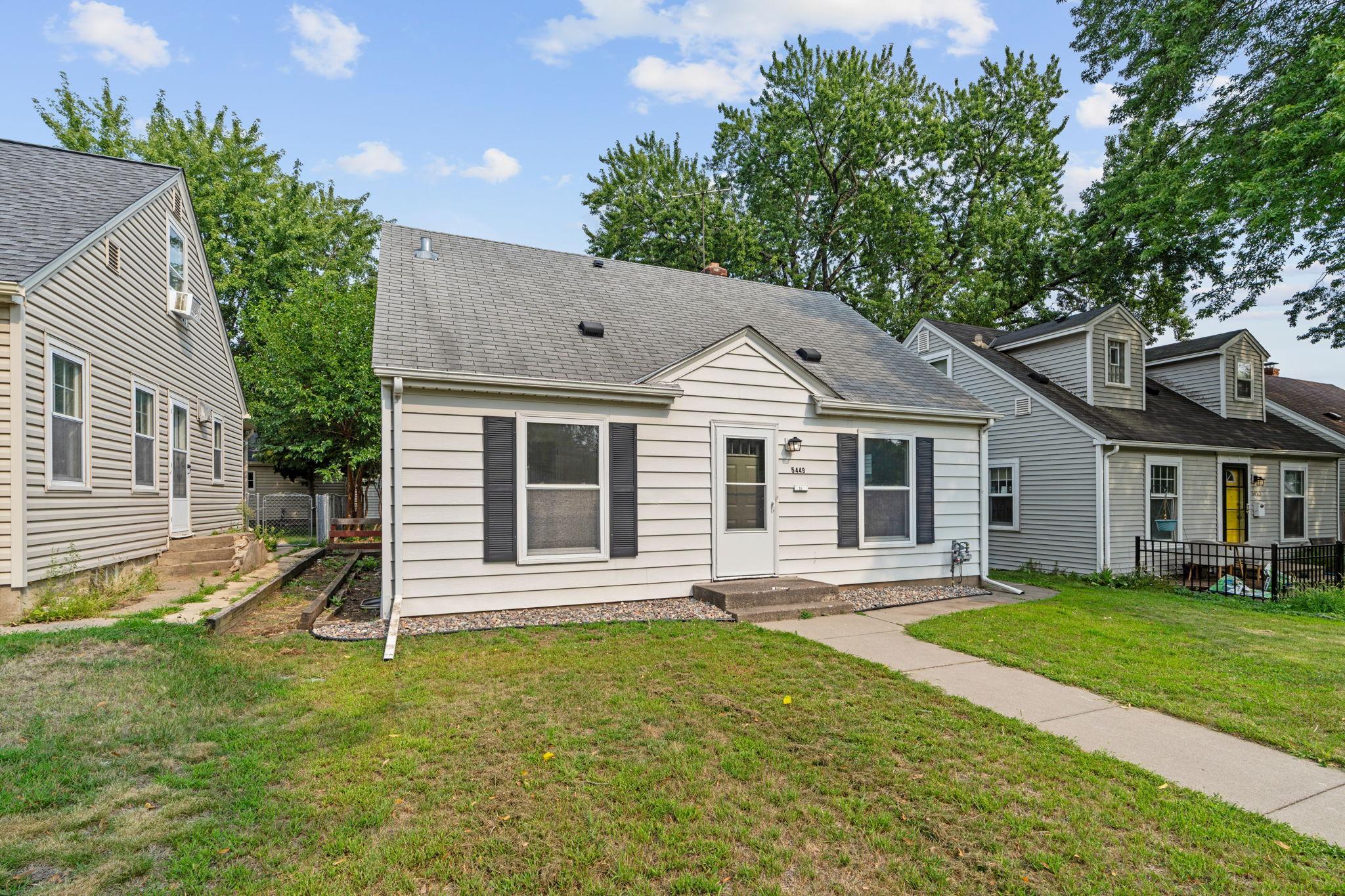3-web-or-mls-5449 30th Ave-3.jpg