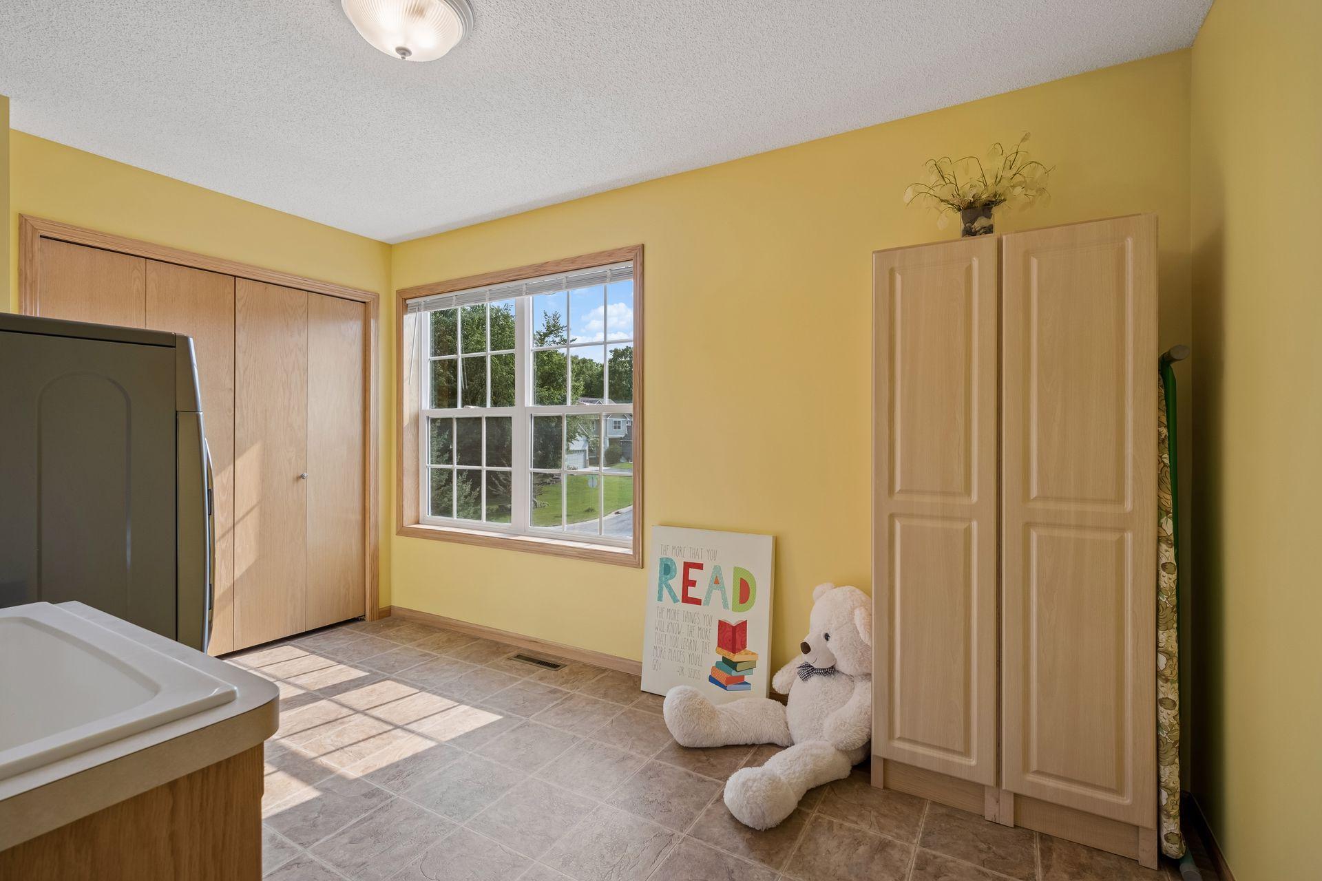 Laundry or convert to bedroom