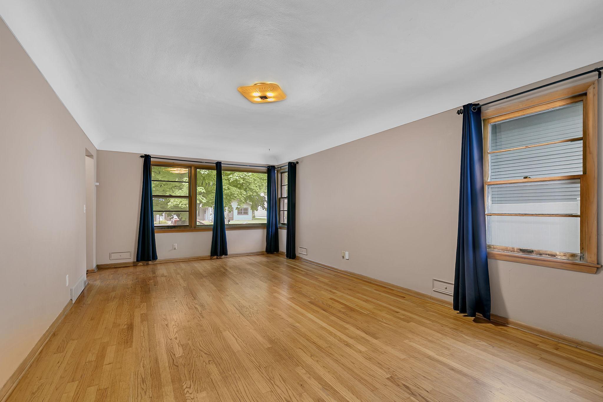 Living Room w awesome hardwood floors
