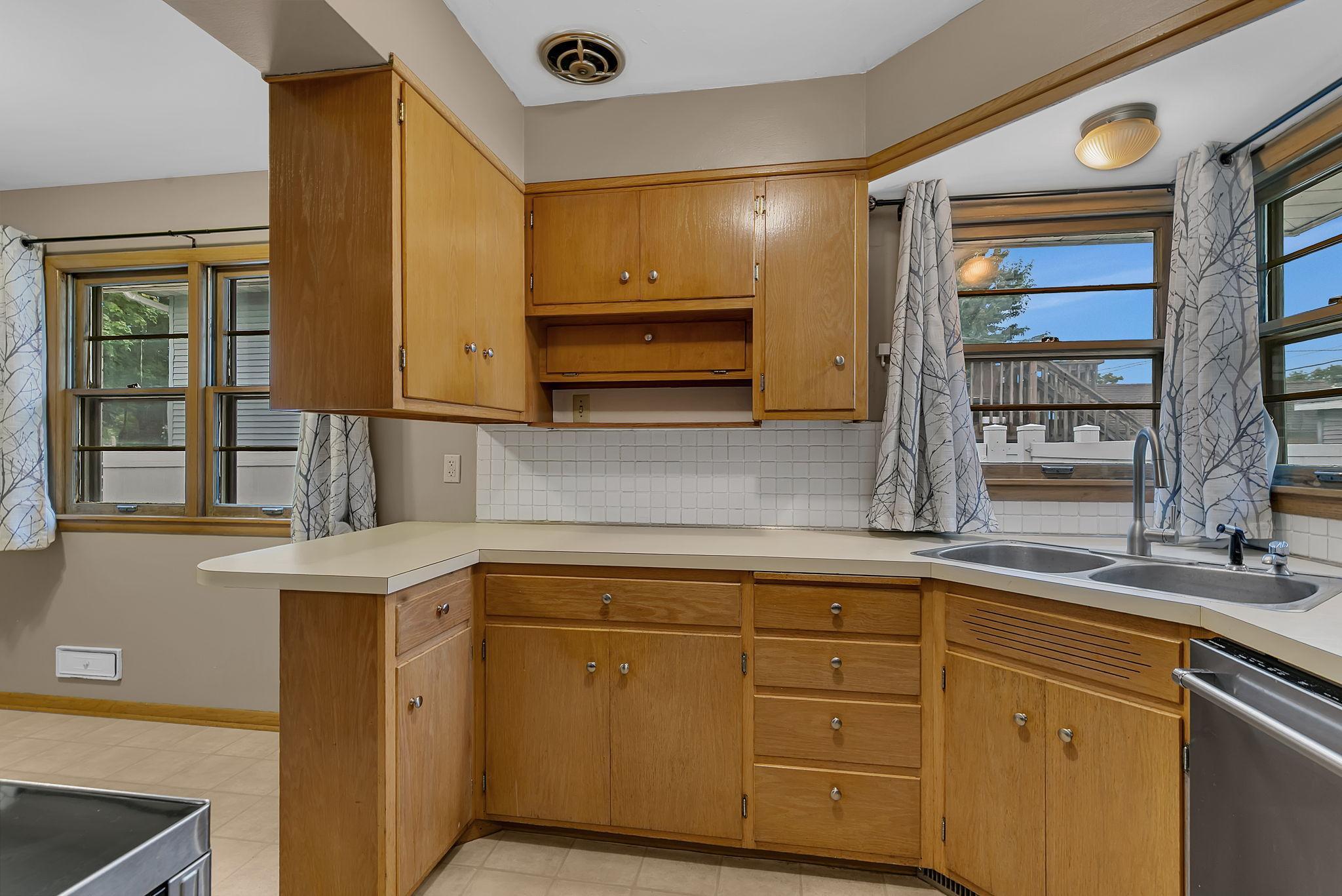 Kitchen/dining combo