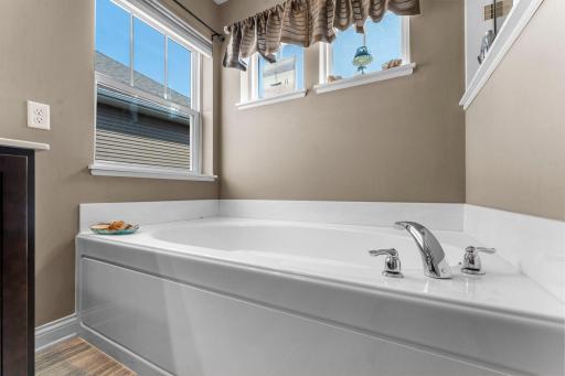 Light-filled primary bath