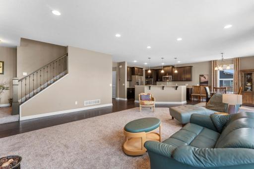 Open floor plan between kitchen and living room
