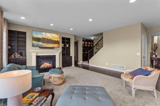 Spacious living room featurOpen-concept Livingroom with a cozy gas fireplace, perfect for relaxing.