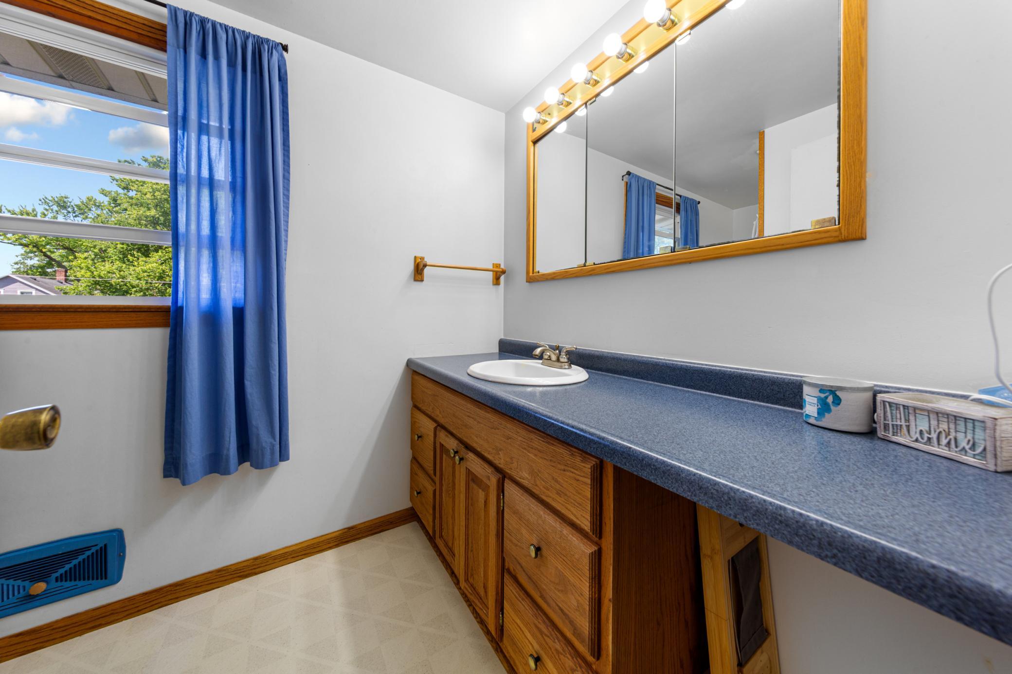 20 bathroom.jpg