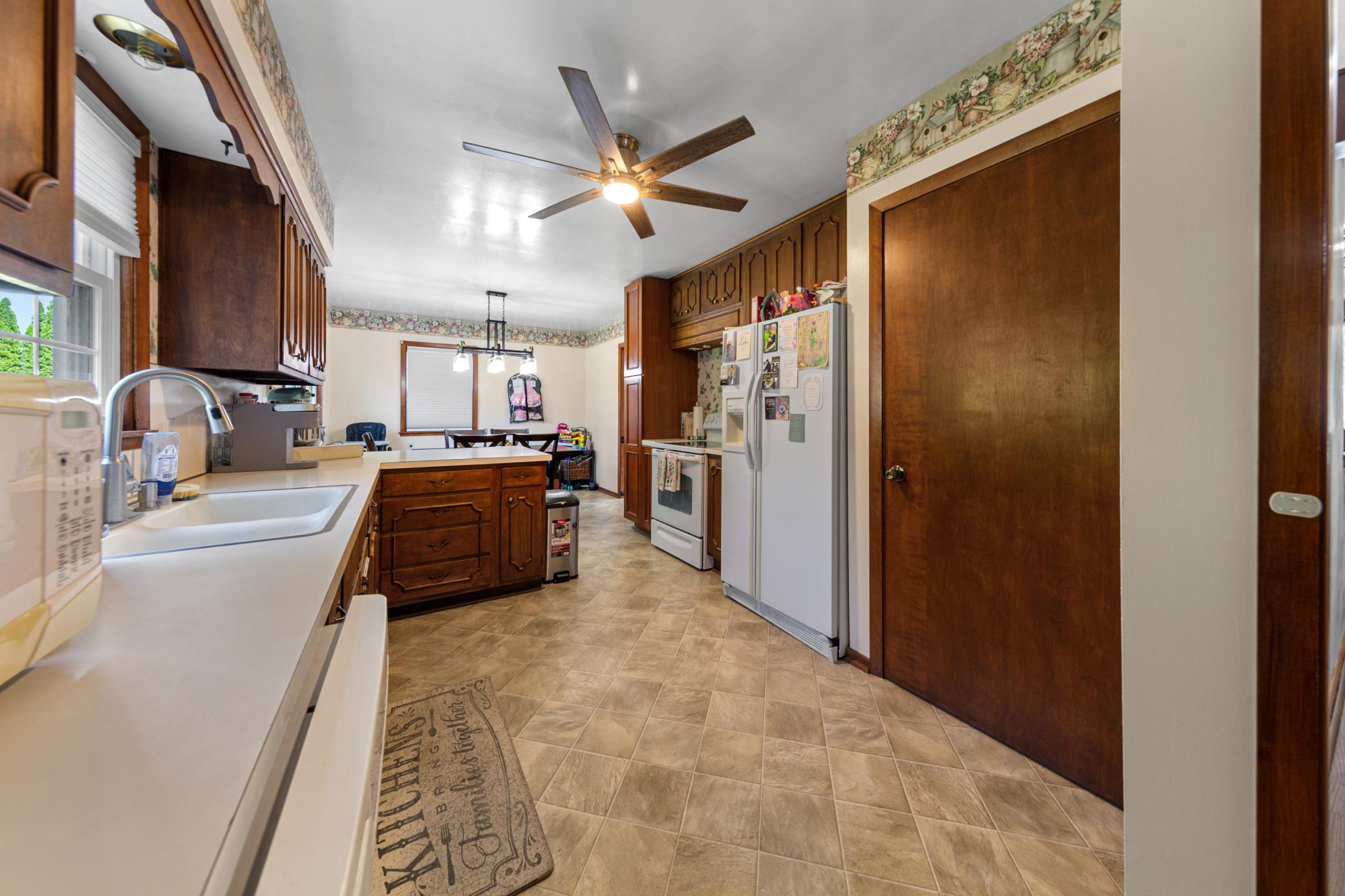 15 kitchen.jpg