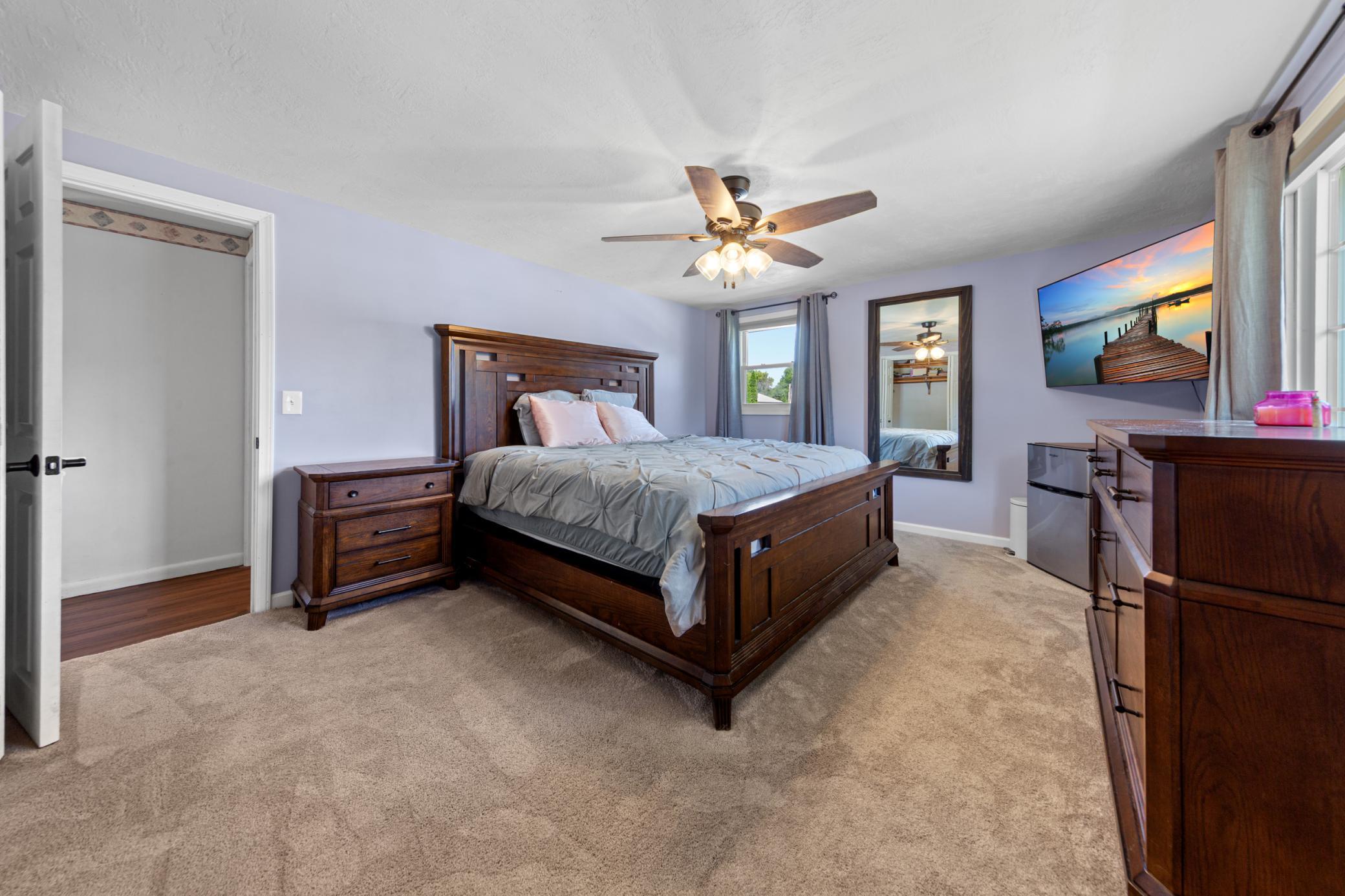 23 main bedroom.jpg