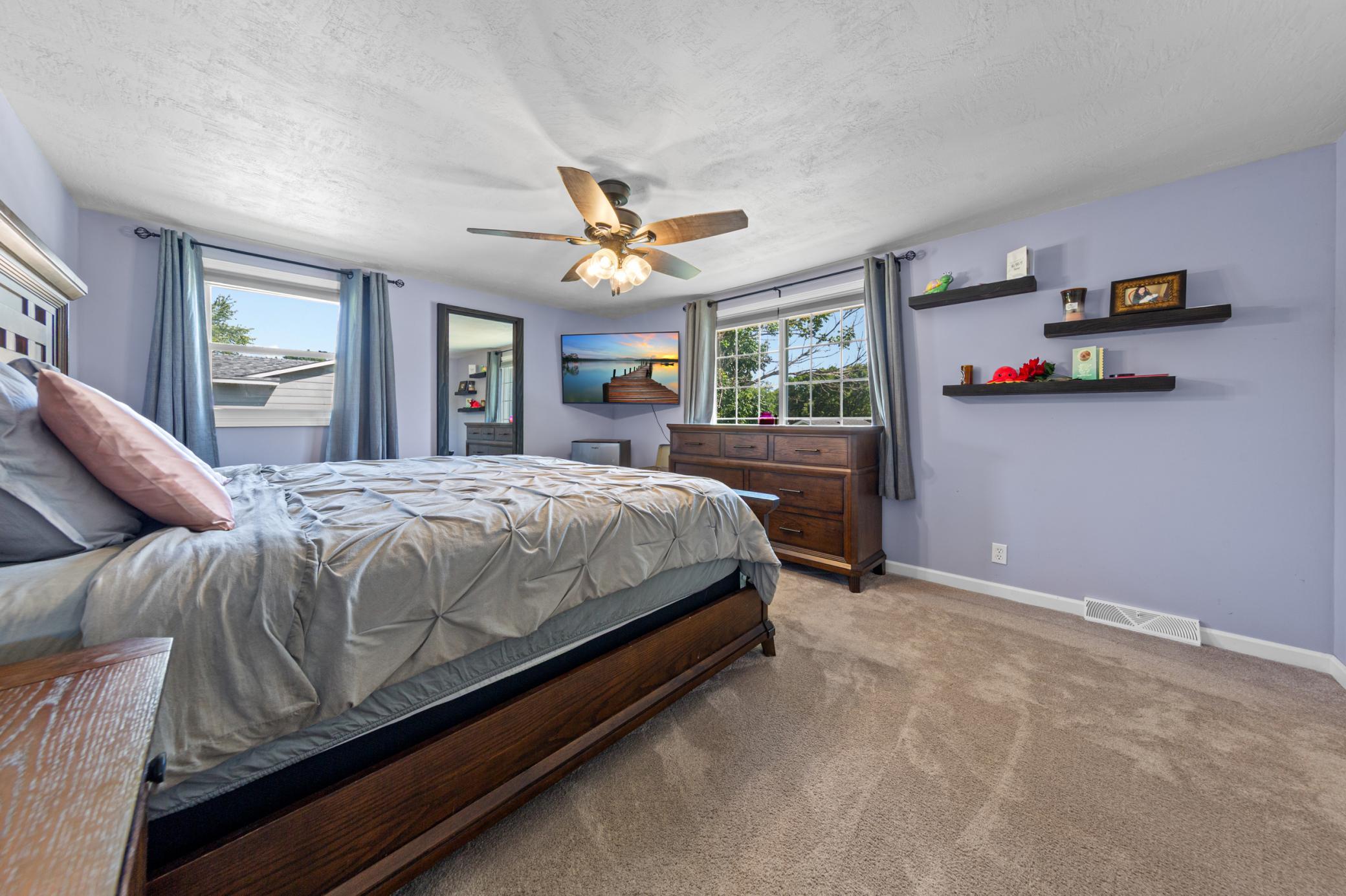 22 main bedroom.jpg