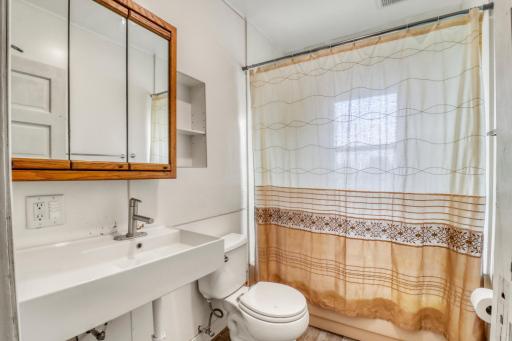 Upstairs Bathroom1_1.JPG