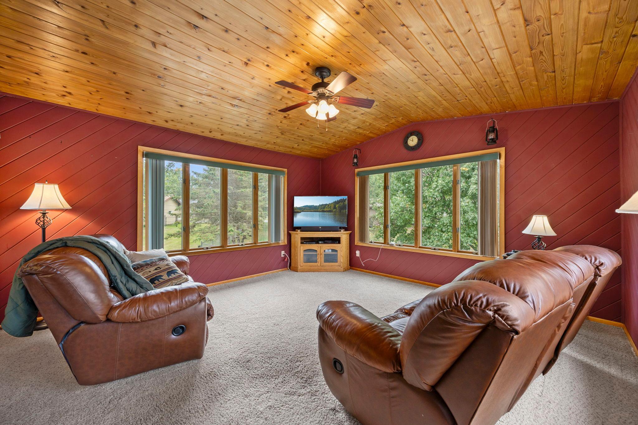 Vaulted four-season with knotting-pine ceiling