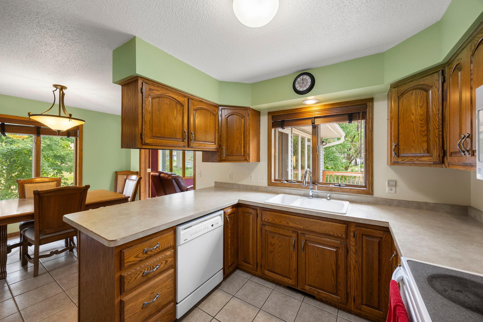U-shaped functional kitchen