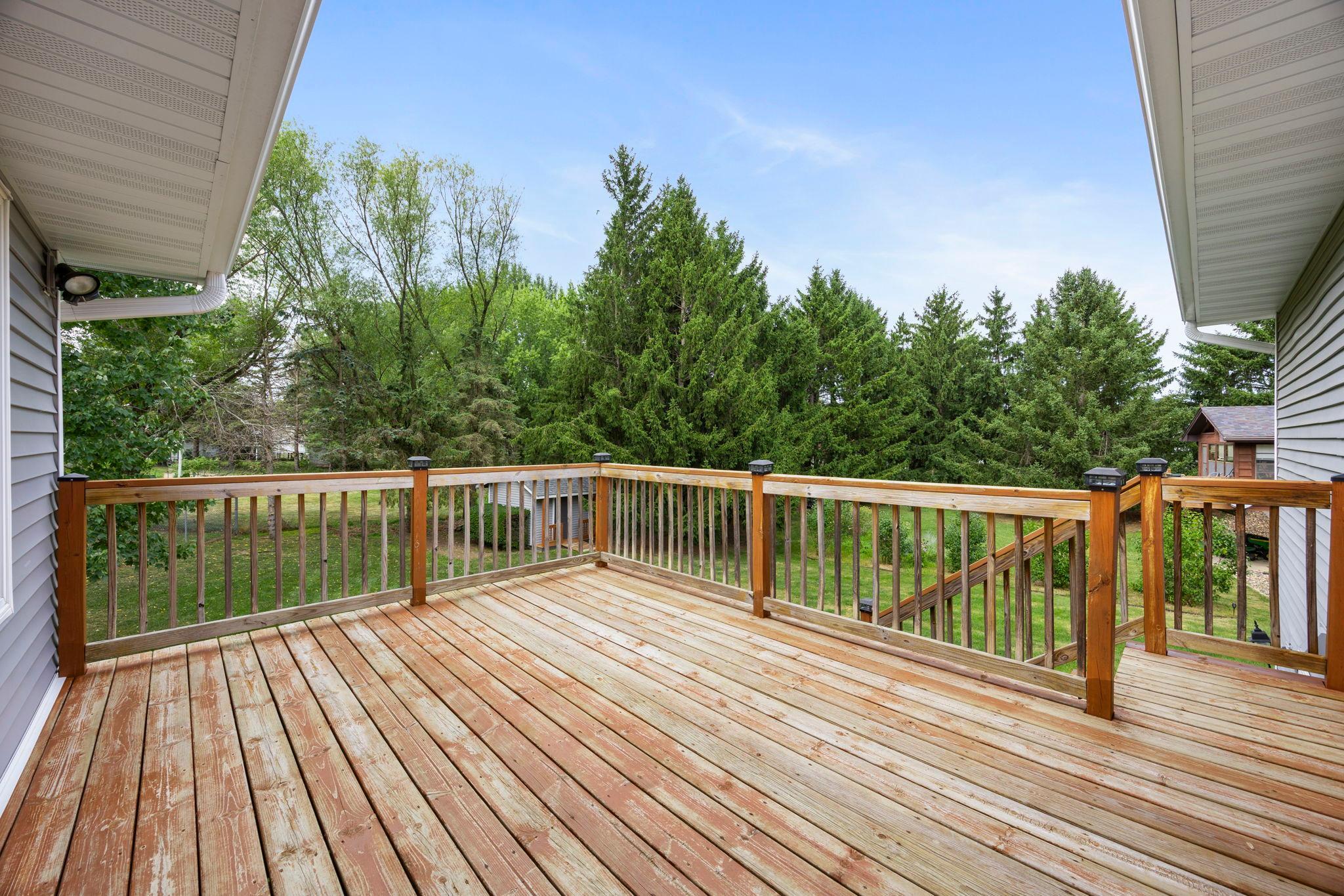 Great deck area for entertaining
