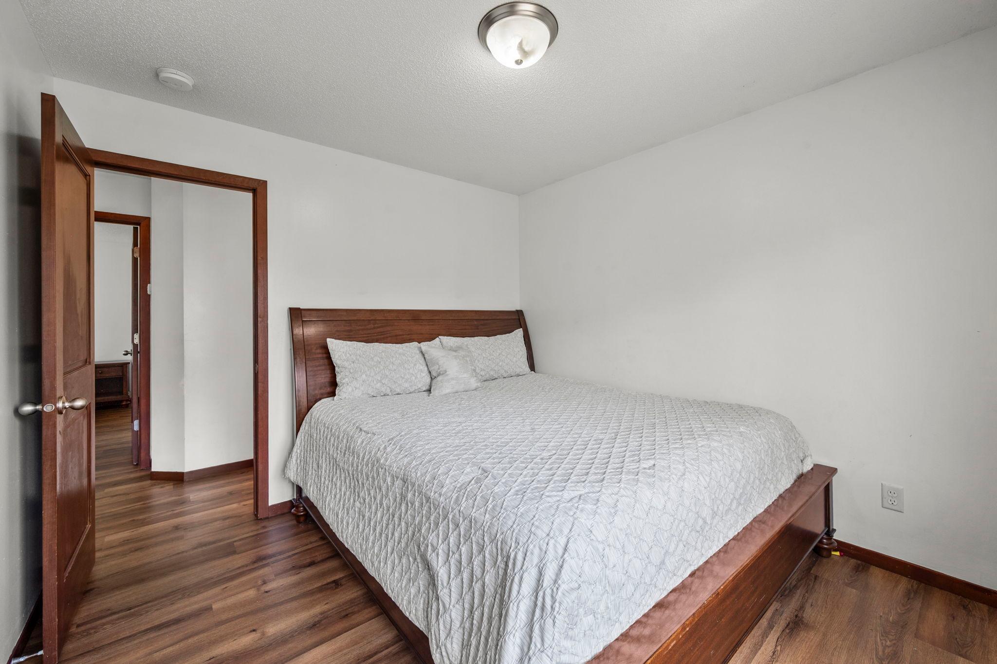This is a king size bed in this room.