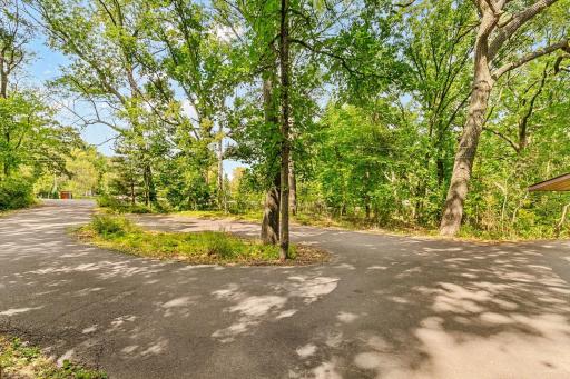 The circle drive offers great parking spaces for guests.