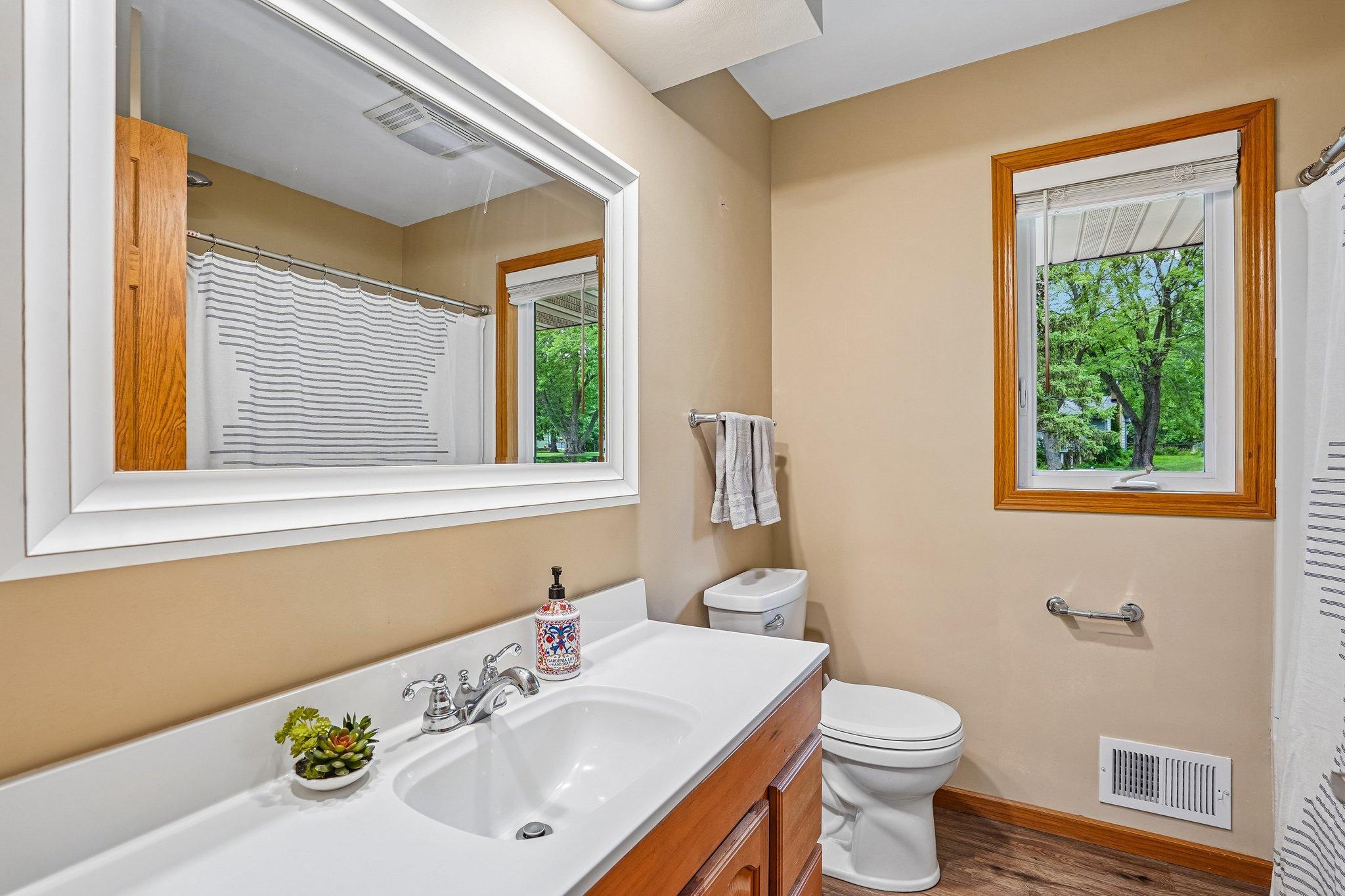 Upstairs main bathroom