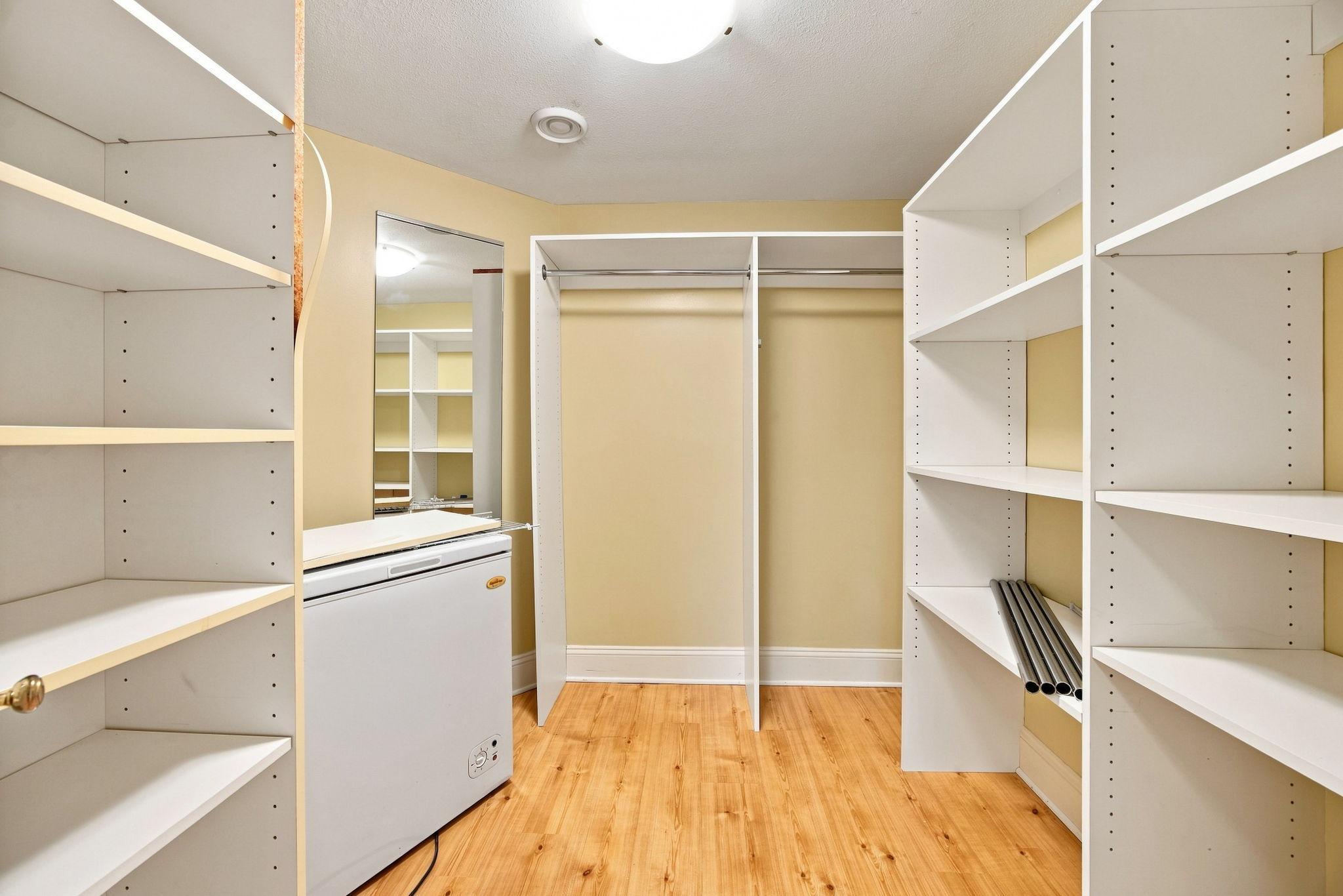 Inlaw walk in Closet w/freezer