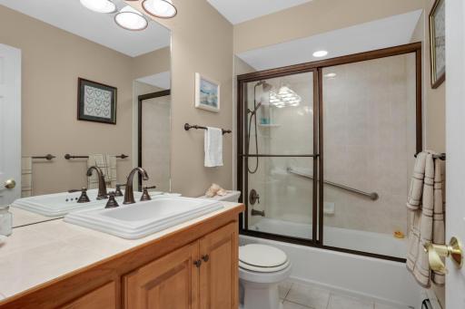 Nicely updated 2nd floor full bath
