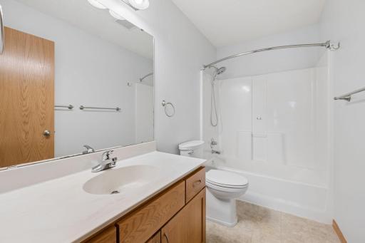 35-web-or-mls-12554-thrush-st-nw bathroom2.jpg