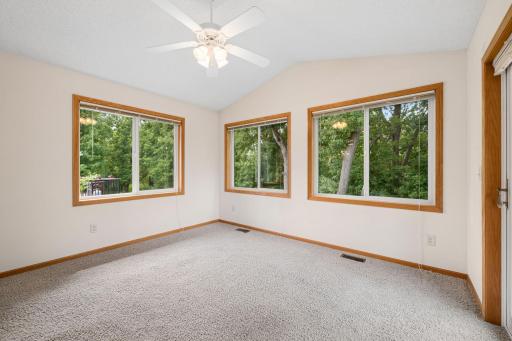 Sunroom. Tranquil views!