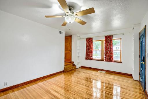 Gleaming Hwd Floors