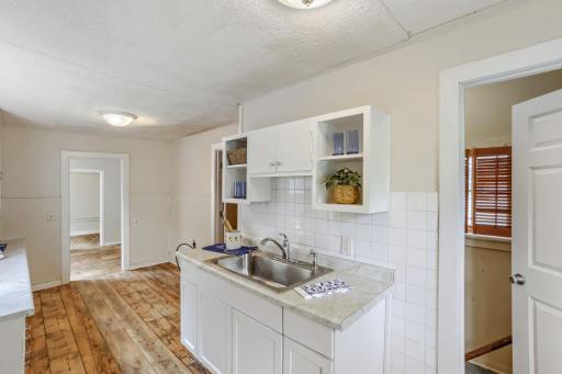 2922 N Sheridan Ave - Web Quality - 009 - 09 Kitchen.jpg