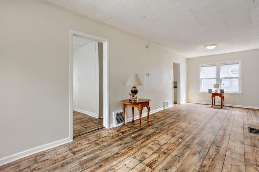 2922 N Sheridan Ave - Web Quality - 005 - 04 Living Room.jpg