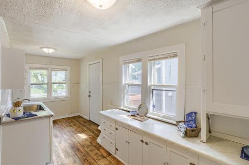 2922 N Sheridan Ave - Web Quality - 008 - 08 Kitchen.jpg