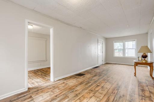 2922 N Sheridan Ave - Web Quality - 006 - 06 Living Room.jpg
